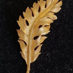 Vtg.CORO SIGNED GOKD TONE LEAF PIN