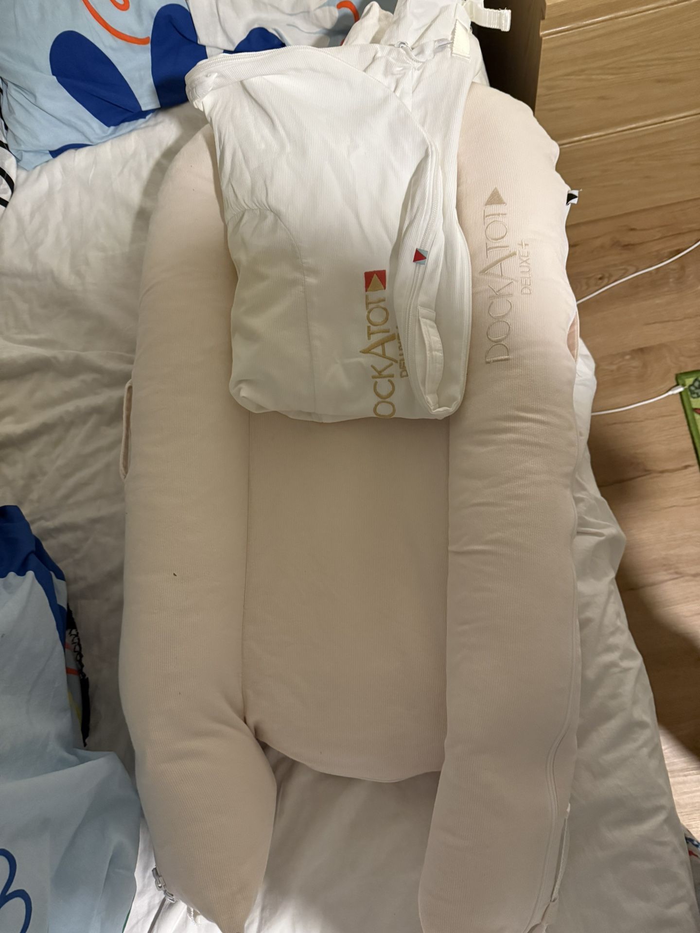 Dockatot Deluxe with extra cover