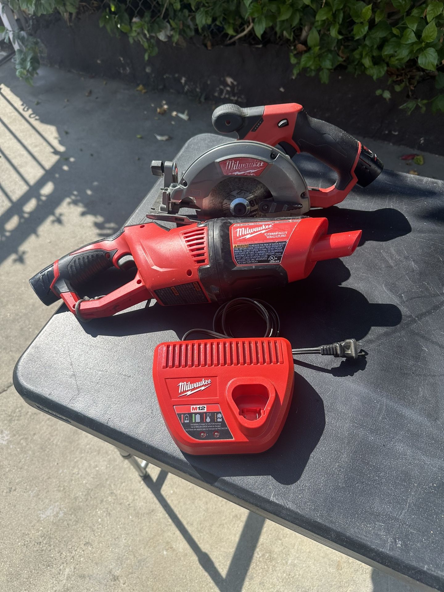 Milwaukee M12 Saw & Vacuum
