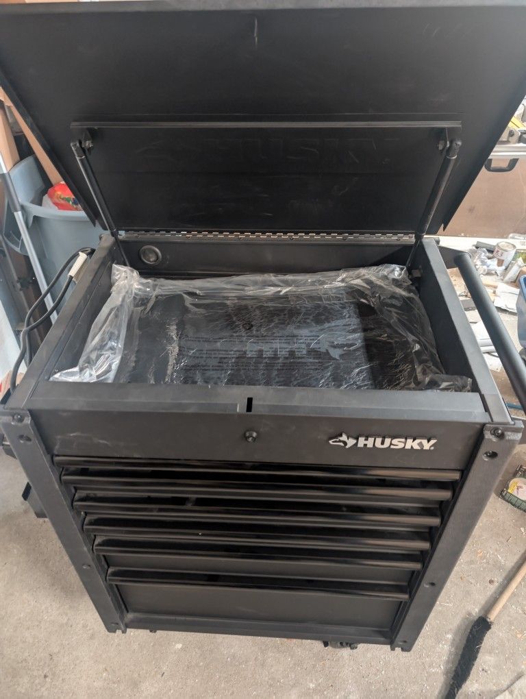 Husky 31 in. Locking Tool Cart