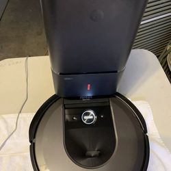 iRobot Roomba i7 + Plus Black Robot Vacuum for Sale in Houston