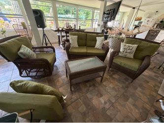 Beautiful 4 pcs  wicker patio/sunroom conversation set in very good condition.