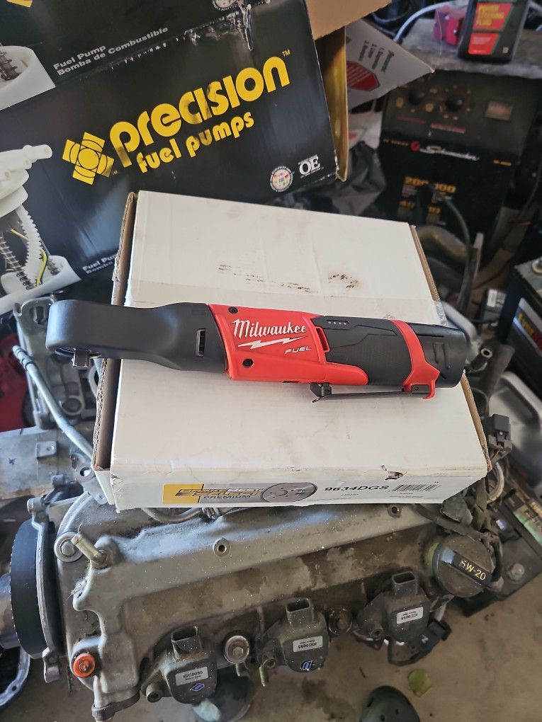 Milwaukee ratchet with Baterry great condition with its cover