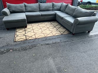 Sectional Couch !! Delivery Available 🚚!! Dimensions: 145” x 114” Length x 34” Height x 38” Depth ( 61” Depth Chaise)