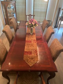 Mahogany Dining Room Table and set of 8 chairs