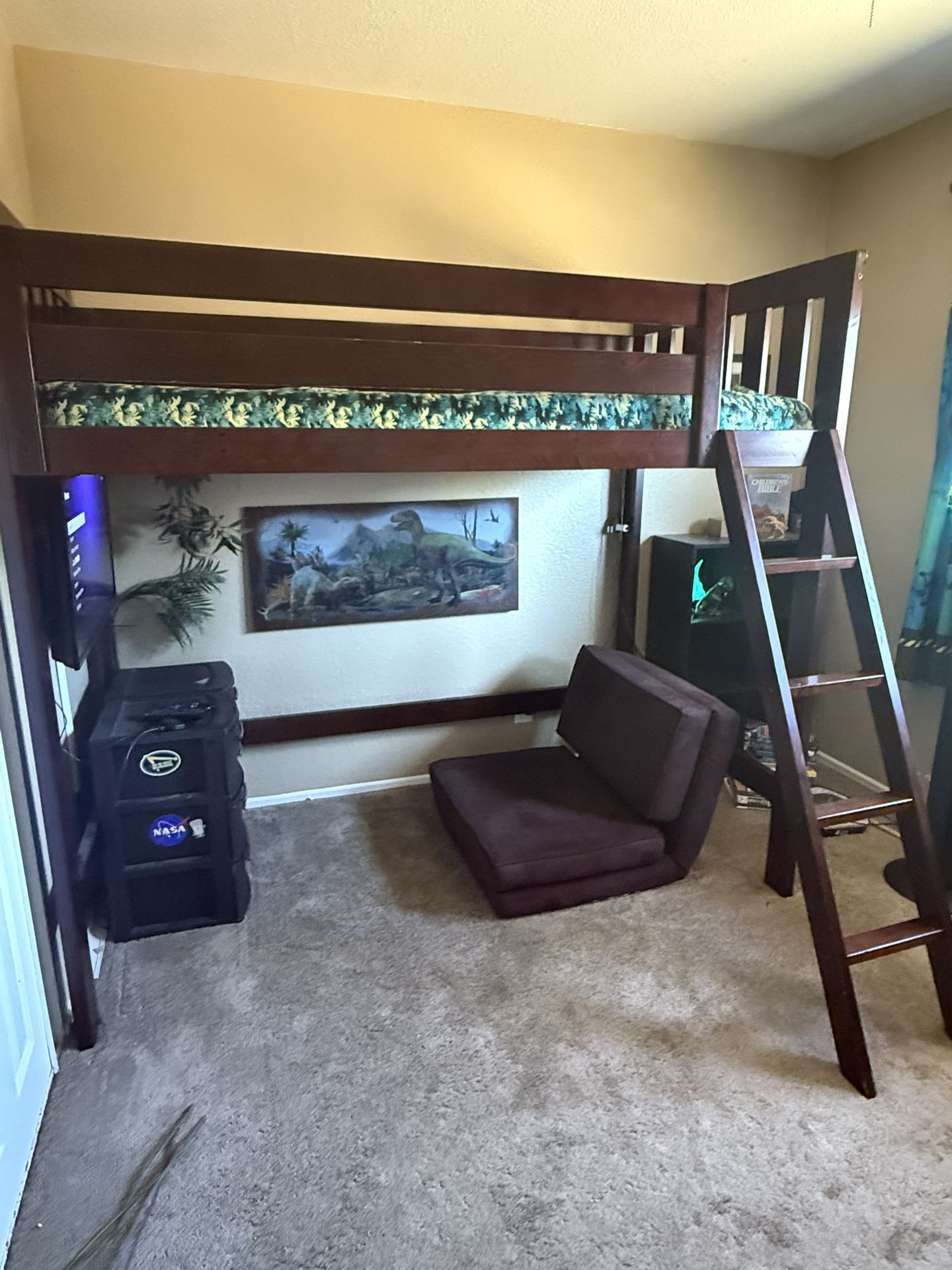 Loft bed (twin)