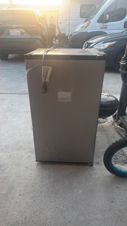 FRIGIDAIRE SMALL FRIDGE