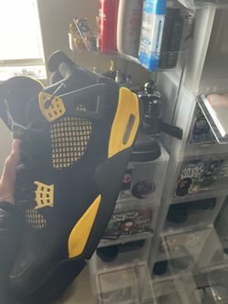 Jordan 4 Yellow Thunder Size 9