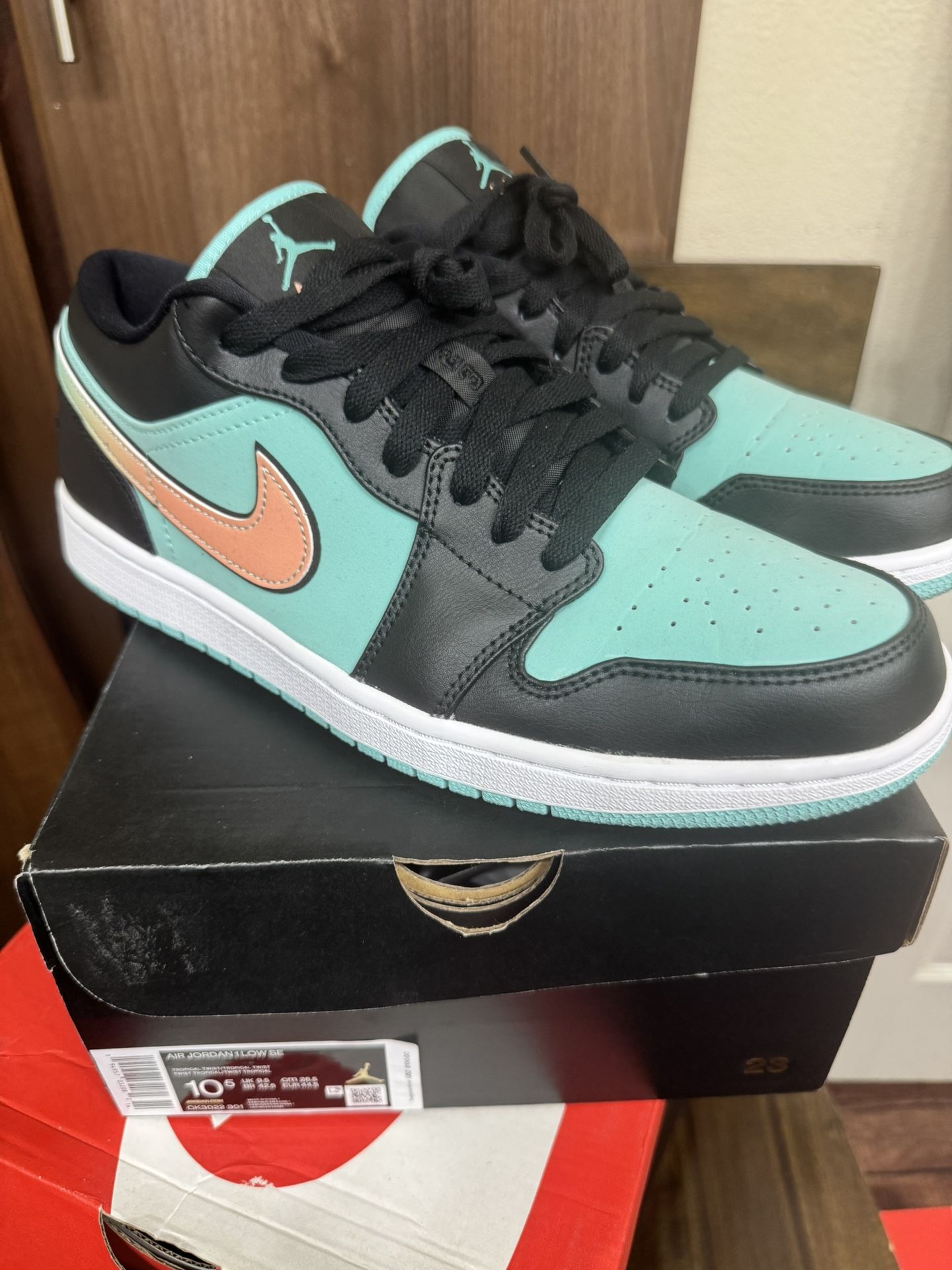 Jordan Low 1s