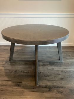 Round Dinner Table