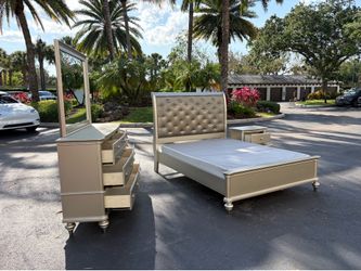 Beautiful Bedroom Set Queen Size Solid Wood Golden Color In Excellent Condition byVietnam Furniture