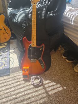 Fender mustang + boss distortion pedal + gig bag + cable
