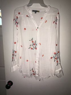 Figure & Flower White Embroidered Floral Button Front Blouse Women’s Medium