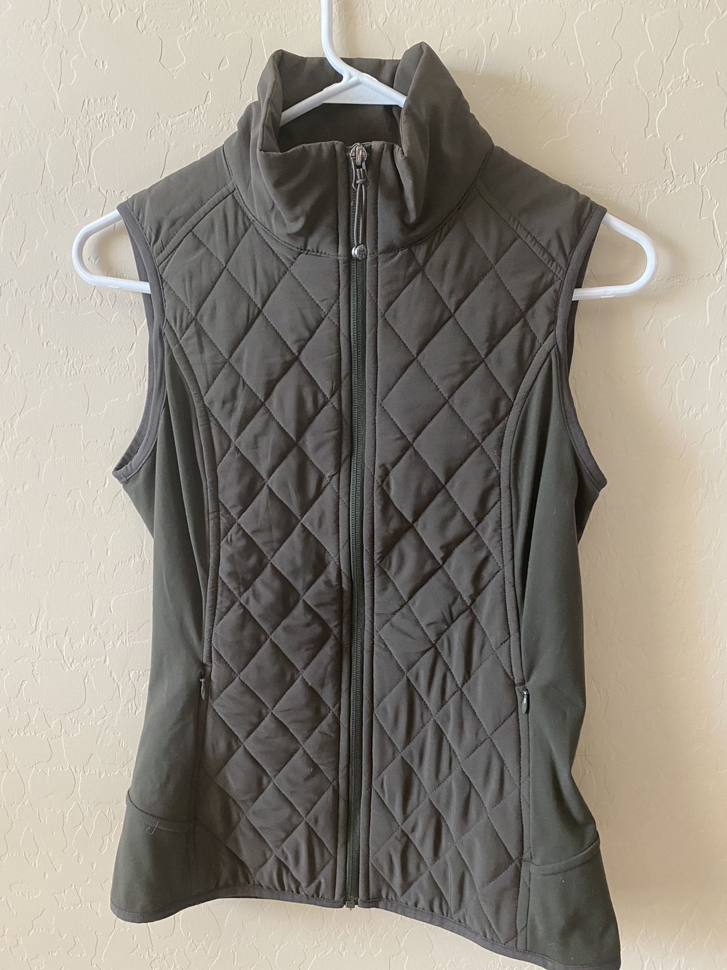 Athleta Black Quilted Vest Size xS Excellent Condition 