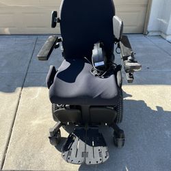 ***LIKE BRAND NEW!! -Edge TrueComfort2 (motorized wheelchair)