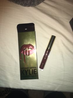 Kylie Jenner limited edition LEO gold infused lipkit