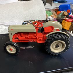 Ford  1/16 Scale Die Cast Tractor,,brand New Perfect Condition 