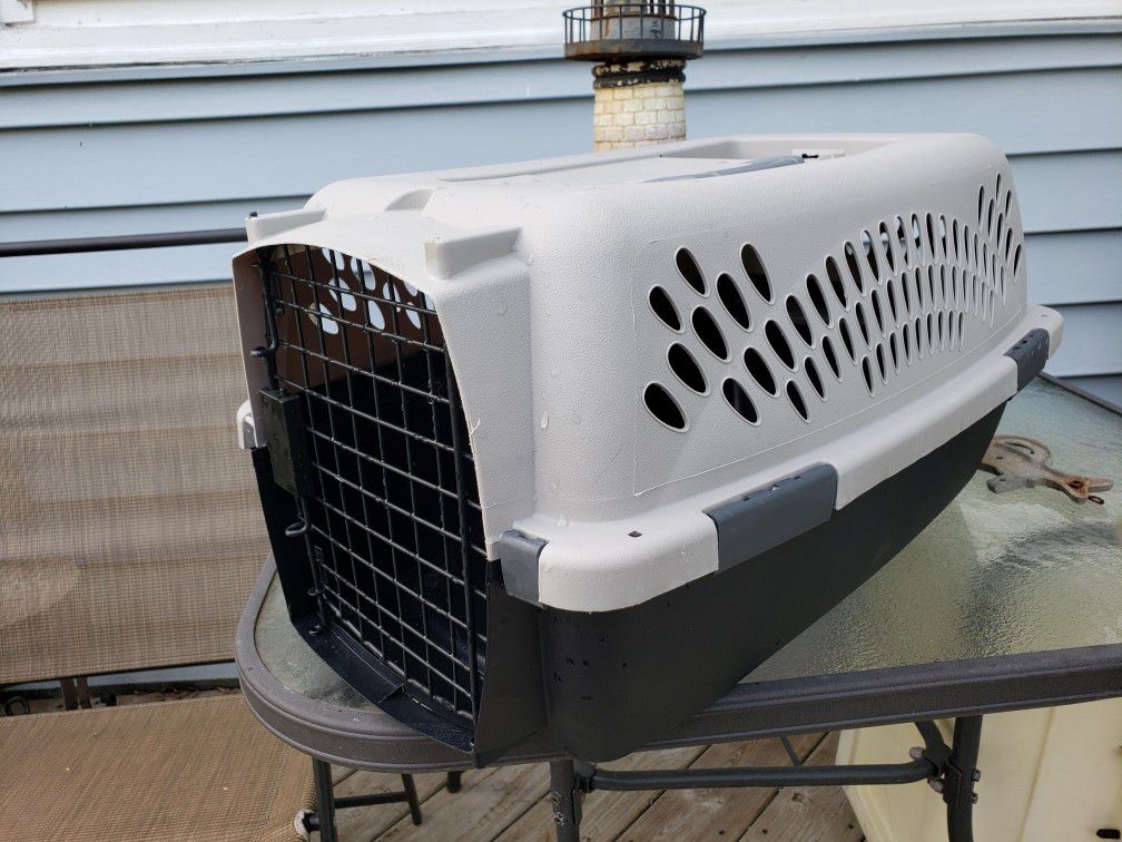 Small pet crate, good condition, clean, 19.5 in long, 11 in tall, 11.5 wide.