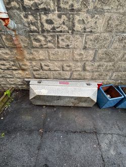 Truck tool box