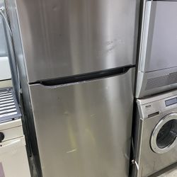 FRIGIDAIRE TOP FREEZER REFRIGERATOR