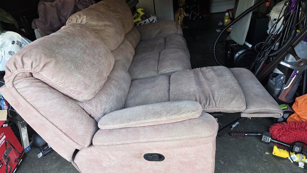 Beige Recliner Sofa Great Conditions.... Manual Recliners They Work Perfect 