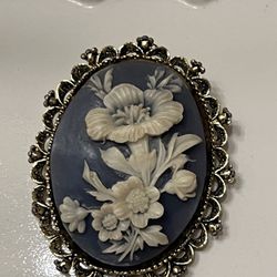 ANTIQUE VINTAGE GERRY'S BLACK & WHITE FLORAL CAMEO PENDANT AND/OR BROOCH 