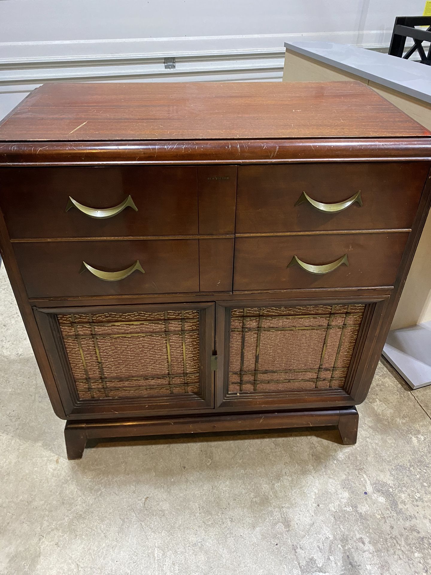 Antique Victrola Model 711V2 RADIO-PHONOGRAPH