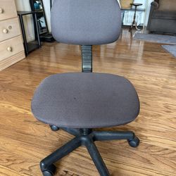 LOW BACK ARMLESS TASK CHAIR