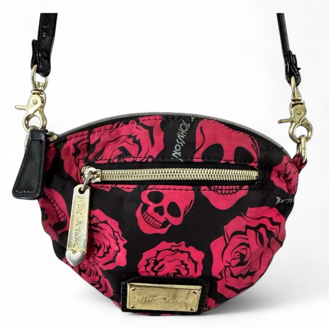 Edgy crossbody with bold skull and rose design. Perfect for a standout look. Easy to carry and stylish. This mini crossbody was loved (fair pre-loved