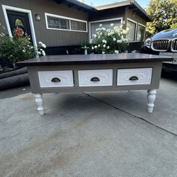 SOLID WOOD COFFEE TABLE
