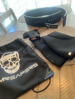 Men’s weightlifting belt knee pads and wrist bangs