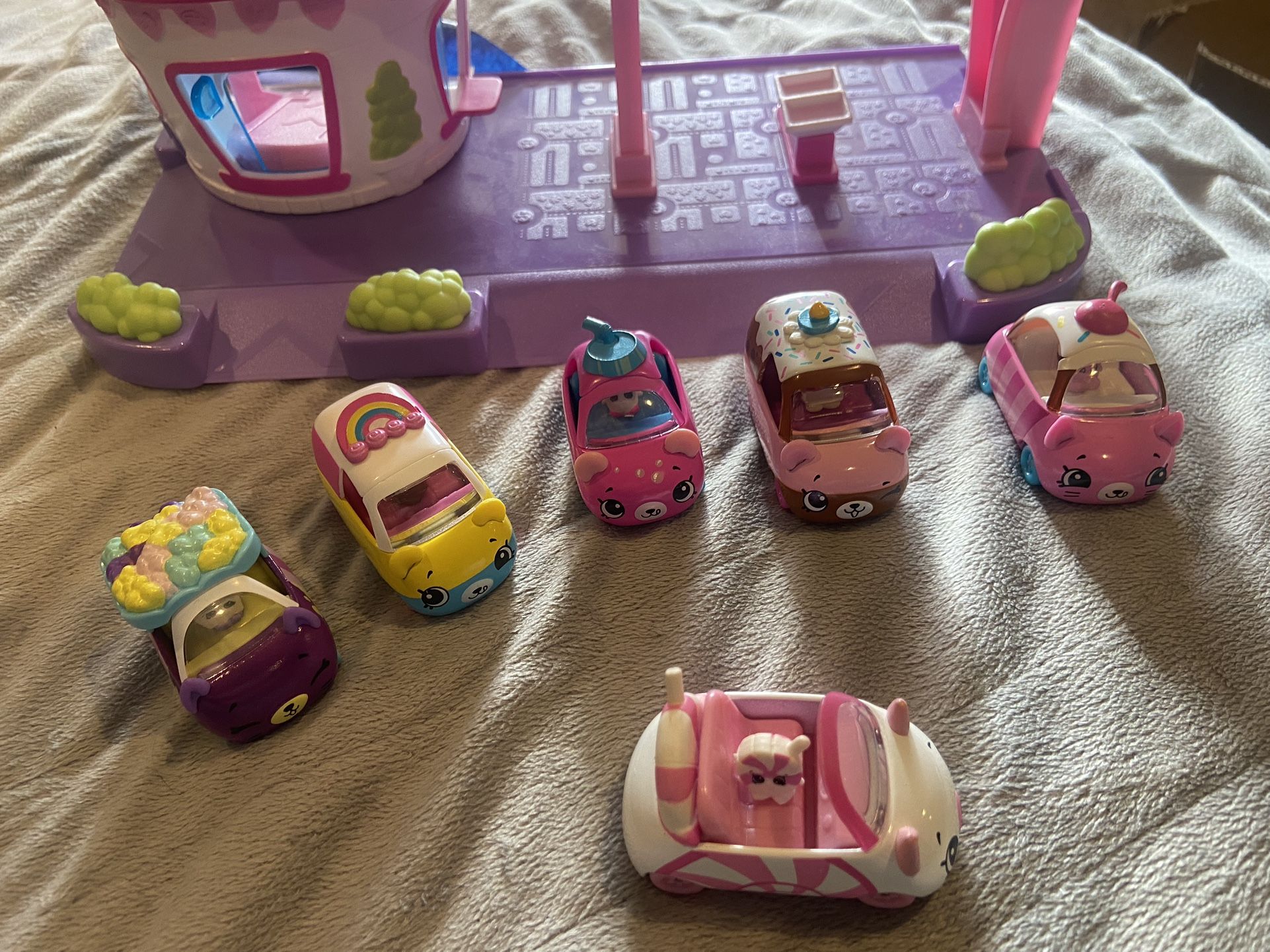 Shopkins Cutie Cars Drive Thru Diner Play Set With 5 Cars 