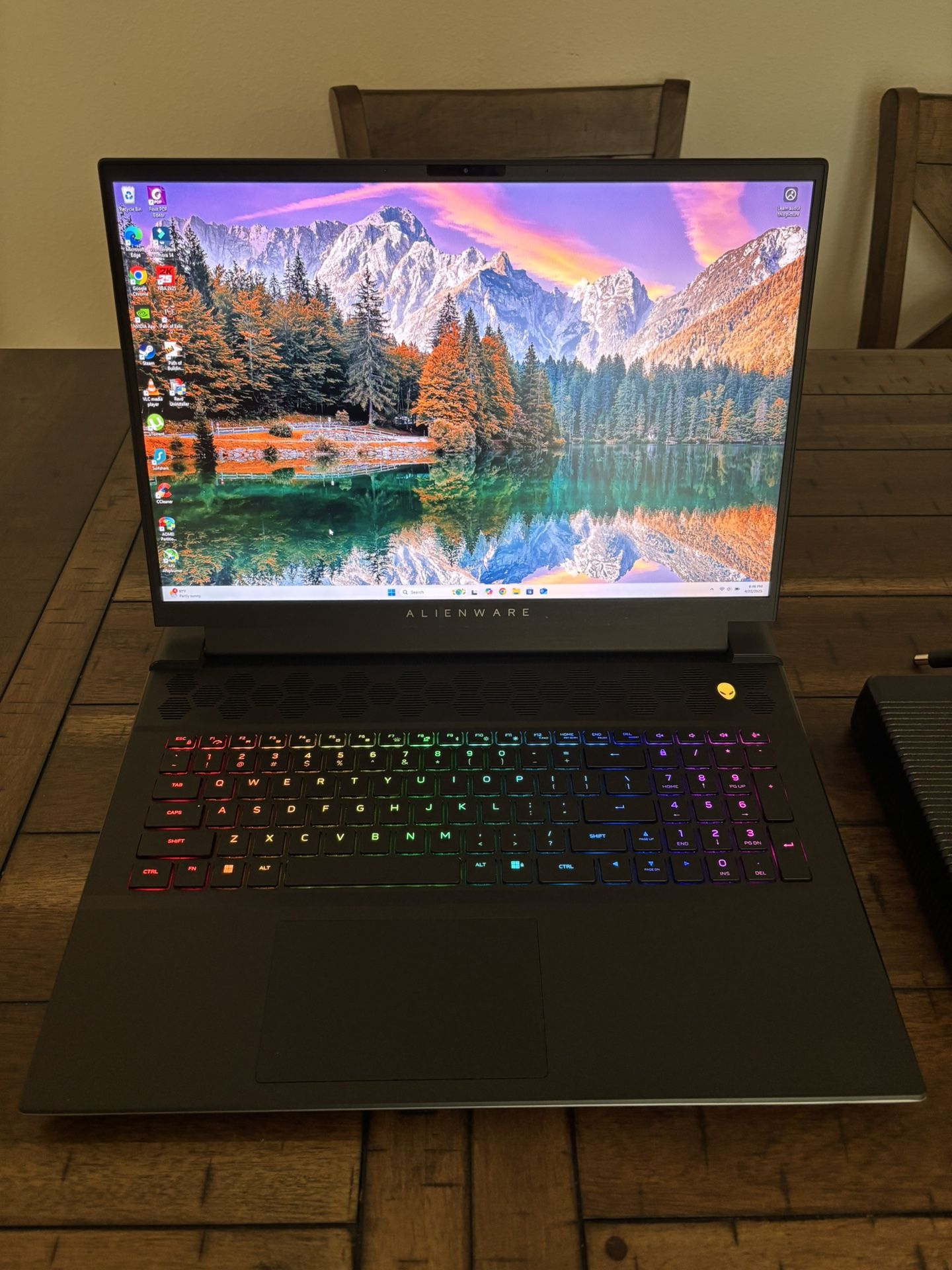 Alienware M18 R1 18" Ryzen 9 7845HX , RTX 4070, 32GB DDR5 gaming laptop
