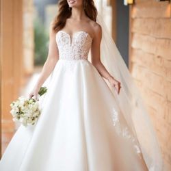 Essense of Australia D2486 Bridal Gown, Ivory, Street Sz 2, Kleinfeld New York