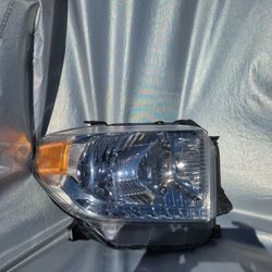 2014-2021 Toyota Tundra Passenger Headlight