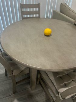 Round dining table