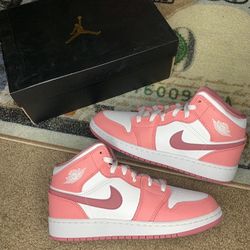 Jordan 1 Mid Valentines - Size 7.5W