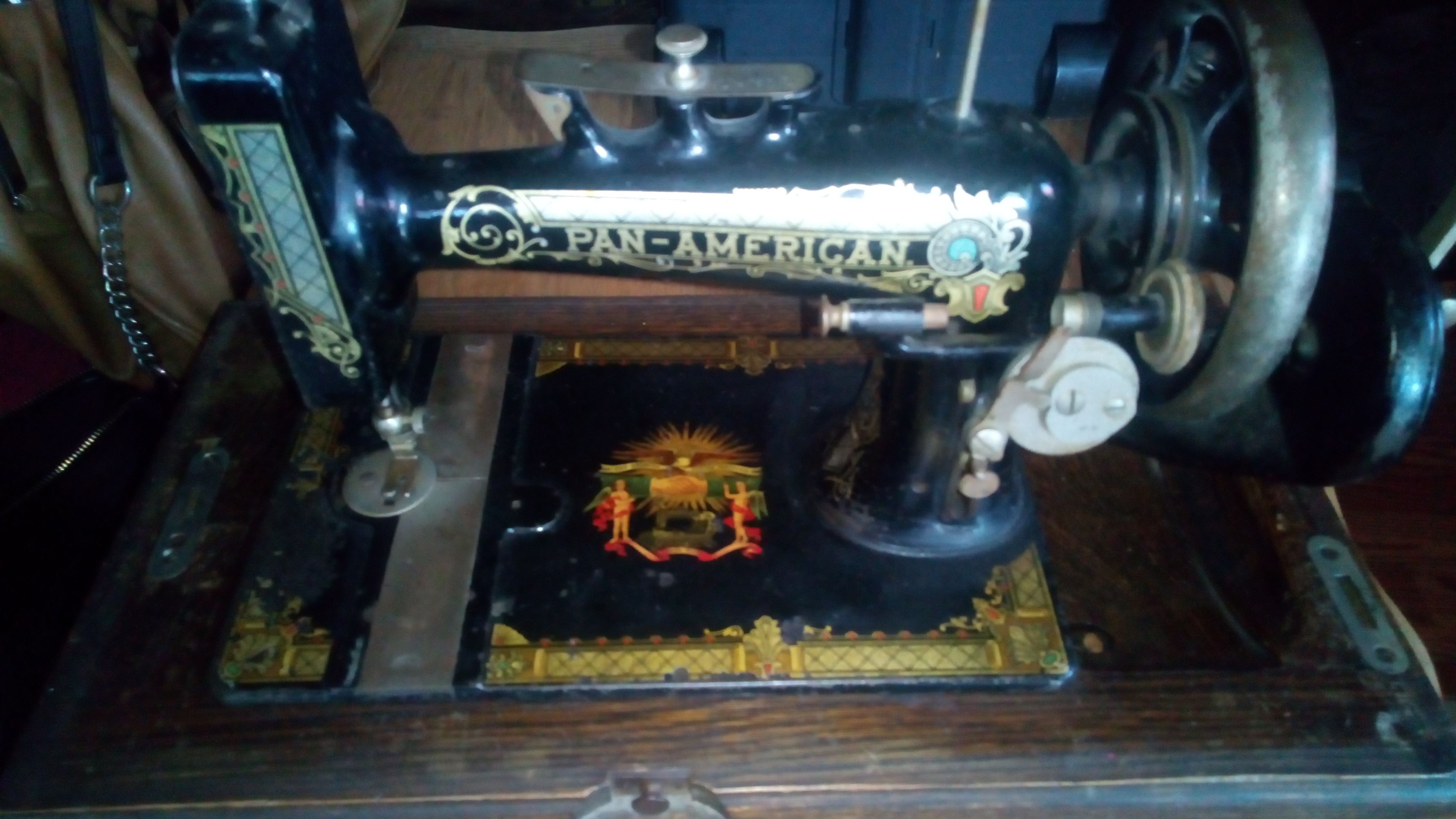 ANTIQUE 1903 HAND CRANK PAN AMERICAN SEWING MACHINE