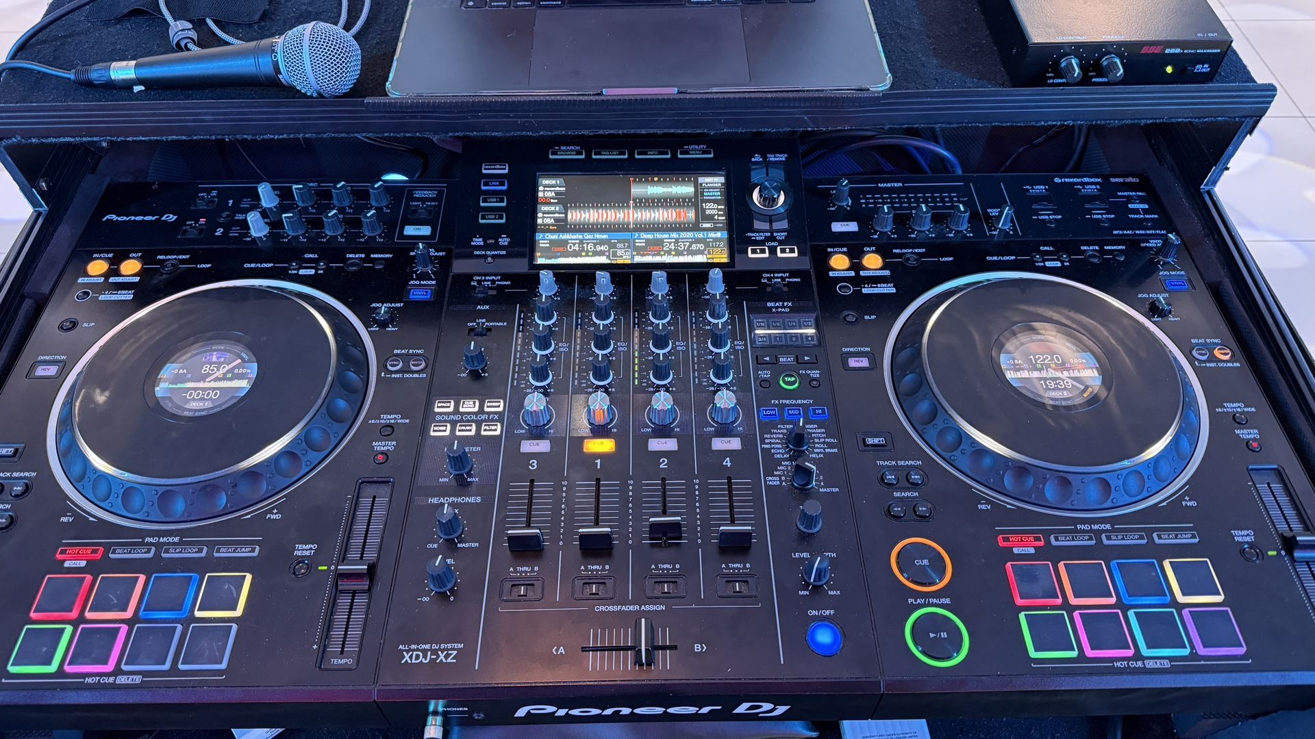 Pioneer XDJ-XZ DJ controller