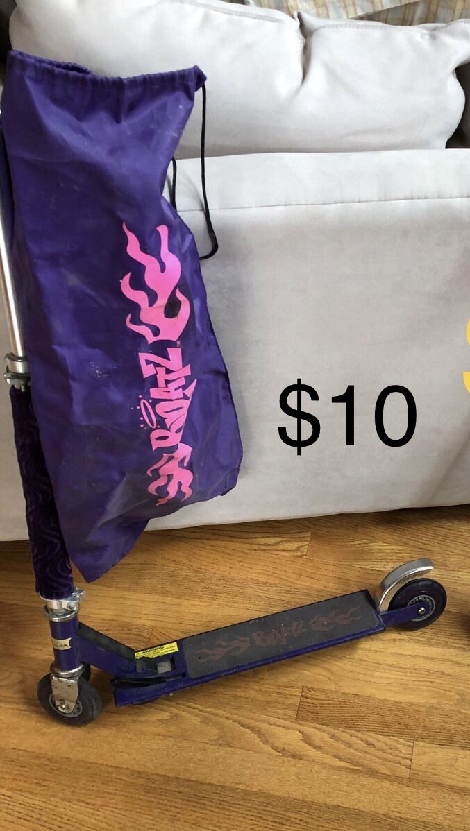 Girls Bratz Purple Scooter With Bag