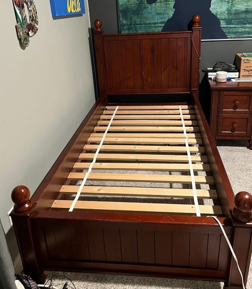 Beautiful Twin Size Bed With Mattress 