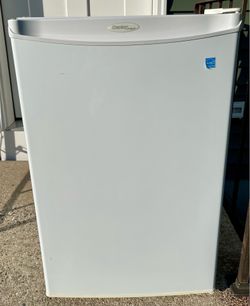 Danby 4.4 cu. ft. mini fridge NO freezer white