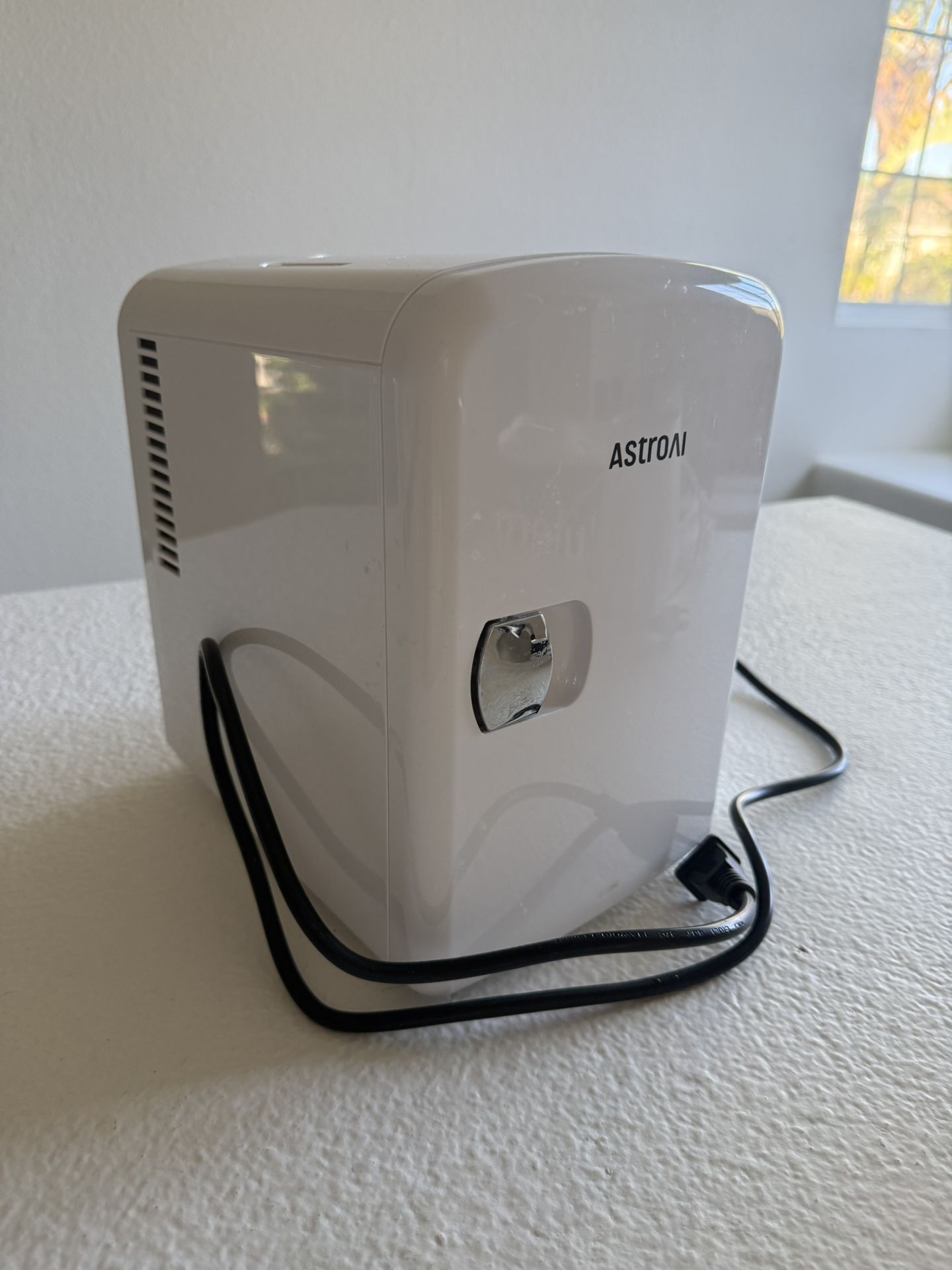 Astroai Mini Fridge Fridge, 4 Liter/6 Can AC/DC Portable