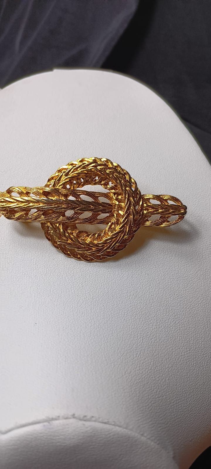 Vintage Gold Knot Brooch – Elegant & Timeless ✨ Add a touch of classic elegance with this vintage gold knot brooch, featuring an intricate woven desi