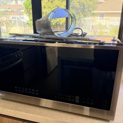 (Never been Used) LG Smart 30 in. W 2 cu. ft. Over The Range Microwave with EasyClean 1,050-Watt in PrintProof Stainless Steel MVEL2033F