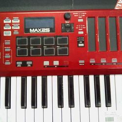Akai Max 25 Keyboard Controller 