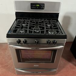 Frigidaire gas stove 5 burners with convection oven in perfect condition working at 💯 delivered to your home and installed with a 3-month warranty