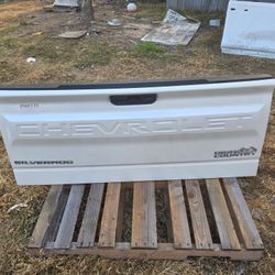 2019-2025 CHEVROLET SILVERADO TAILGATE GREAT CONDITION NOT DEMAGED OR SCRATCHES 