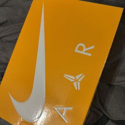 Undefeated X Kobe V (deadstock)