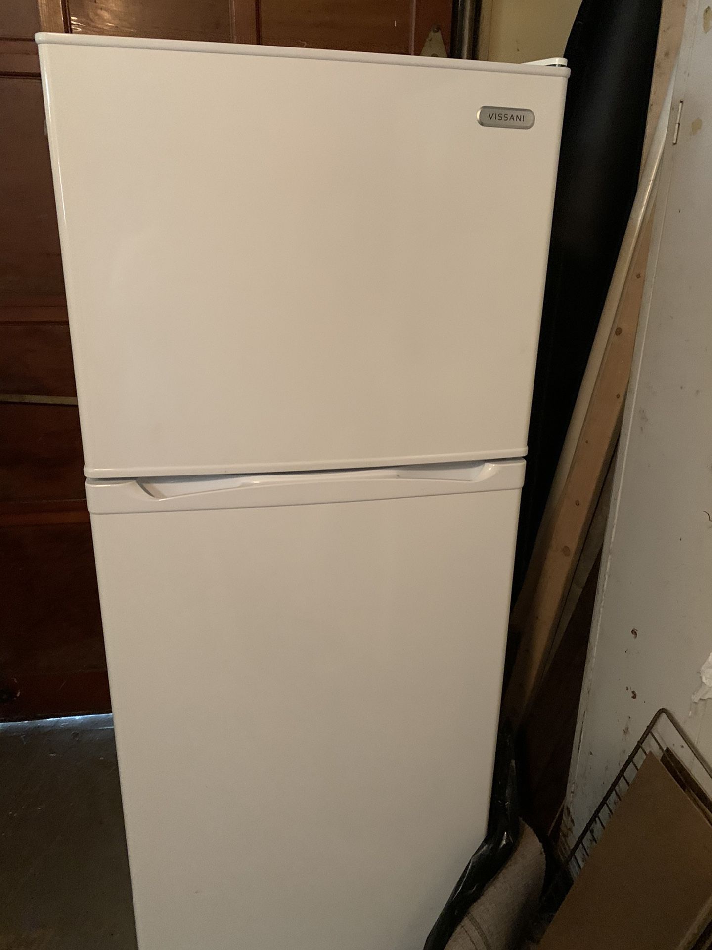 Brand new vissani refrigerator 59/24 inches wide, perfect for office or apartment.